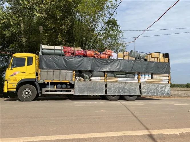 Tạm giữ 200.000 USD giấu trong thùng mì tôm chờ thông quan - Ảnh 1. Tạm giữ 200.000 USD giấu trong thùng mì tôm chờ thông quan - Ảnh 1.