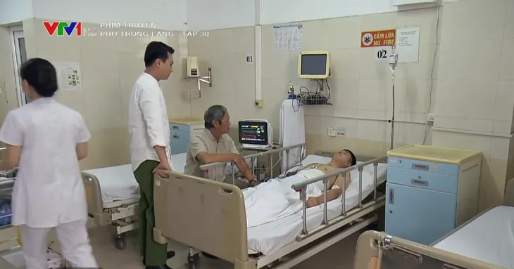 Phố trong làng - Tập 30: Dân làng vui sướng khi biết Đông tai qua nạn khỏi - Ảnh 2. Phố trong làng - Tập 30: Dân làng vui sướng khi biết Đông tai qua nạn khỏi - Ảnh 2.