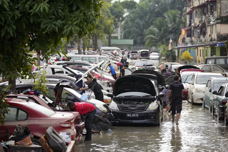14 người thiệt mạng, 70.000 dân phải sơ tán do trận lũ lụt nghiêm trọng ở Malaysia - Ảnh 1. 14 người thiệt mạng, 70.000 dân phải sơ tán do trận lũ lụt nghiêm trọng ở Malaysia - Ảnh 1.