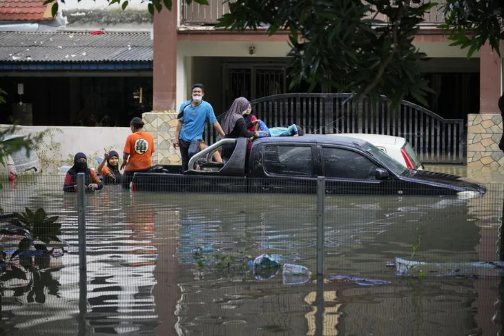 14 người thiệt mạng, 70.000 dân phải sơ tán do trận lũ lụt nghiêm trọng ở Malaysia - Ảnh 2. 14 người thiệt mạng, 70.000 dân phải sơ tán do trận lũ lụt nghiêm trọng ở Malaysia - Ảnh 2.