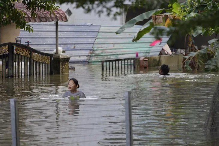 14 người thiệt mạng, 70.000 dân phải sơ tán do trận lũ lụt nghiêm trọng ở Malaysia - Ảnh 3. 14 người thiệt mạng, 70.000 dân phải sơ tán do trận lũ lụt nghiêm trọng ở Malaysia - Ảnh 3.