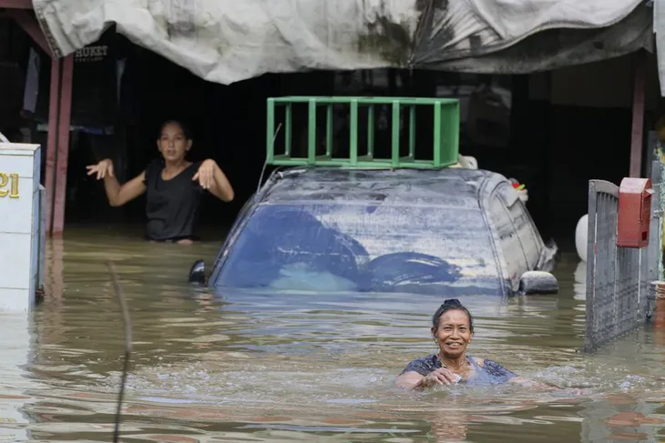 14 người thiệt mạng, 70.000 dân phải sơ tán do trận lũ lụt nghiêm trọng ở Malaysia - Ảnh 4. 14 người thiệt mạng, 70.000 dân phải sơ tán do trận lũ lụt nghiêm trọng ở Malaysia - Ảnh 4.