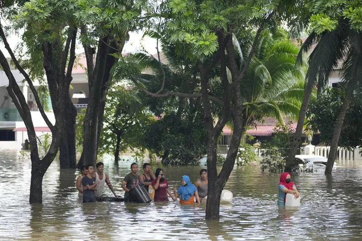 14 người thiệt mạng, 70.000 dân phải sơ tán do trận lũ lụt nghiêm trọng ở Malaysia - Ảnh 5. 14 người thiệt mạng, 70.000 dân phải sơ tán do trận lũ lụt nghiêm trọng ở Malaysia - Ảnh 5.