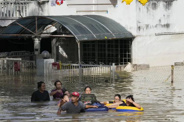 14 người thiệt mạng, 70.000 dân phải sơ tán do trận lũ lụt nghiêm trọng ở Malaysia - Ảnh 6. 14 người thiệt mạng, 70.000 dân phải sơ tán do trận lũ lụt nghiêm trọng ở Malaysia - Ảnh 6.
