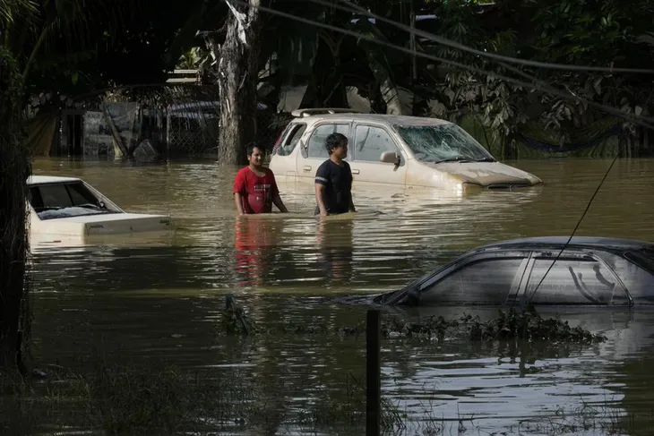 14 người thiệt mạng, 70.000 dân phải sơ tán do trận lũ lụt nghiêm trọng ở Malaysia - Ảnh 7. 14 người thiệt mạng, 70.000 dân phải sơ tán do trận lũ lụt nghiêm trọng ở Malaysia - Ảnh 7.