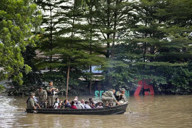 14 người thiệt mạng, 70.000 dân phải sơ tán do trận lũ lụt nghiêm trọng ở Malaysia - Ảnh 8. 14 người thiệt mạng, 70.000 dân phải sơ tán do trận lũ lụt nghiêm trọng ở Malaysia - Ảnh 8.