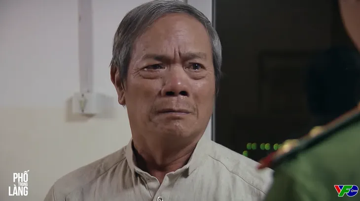 Phố trong làng - Tập 30: Bố Đông đau đớn nghe tin con bị đâm trọng thương - Ảnh 2. Phố trong làng - Tập 30: Bố Đông đau đớn nghe tin con bị đâm trọng thương - Ảnh 2.