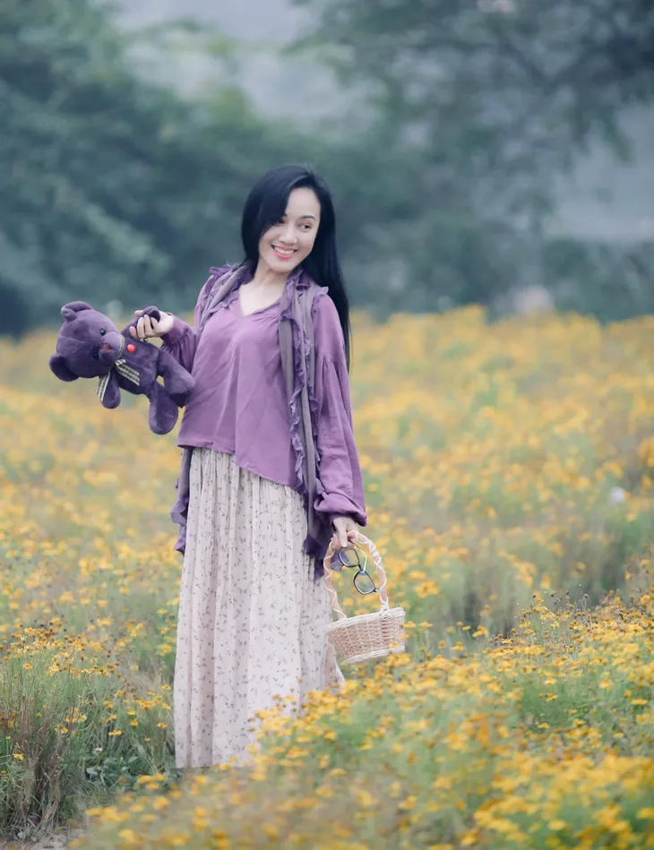 BTV Hoài Anh khoe nhan sắc ngọt ngào giữa vườn hoa - Ảnh 5. BTV Hoài Anh khoe nhan sắc ngọt ngào giữa vườn hoa - Ảnh 5.