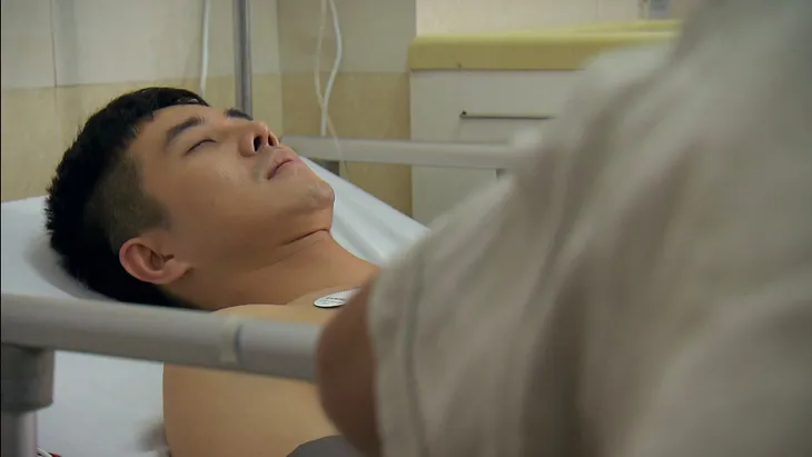 Phố trong làng - Tập 30: Dân làng vui sướng khi biết Đông tai qua nạn khỏi - Ảnh 4. Phố trong làng - Tập 30: Dân làng vui sướng khi biết Đông tai qua nạn khỏi - Ảnh 4.