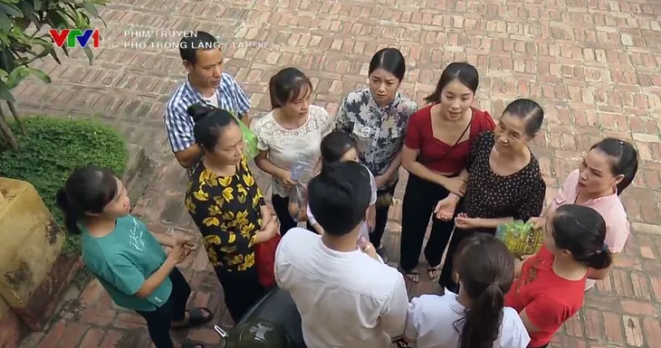 Phố trong làng - Tập 30: Dân làng vui sướng khi biết Đông tai qua nạn khỏi - Ảnh 7. Phố trong làng - Tập 30: Dân làng vui sướng khi biết Đông tai qua nạn khỏi - Ảnh 7.