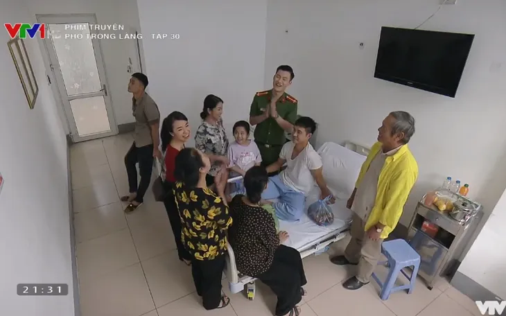 Phố trong làng - Tập 30: Dân làng vui sướng khi biết Đông tai qua nạn khỏi - Ảnh 8. Phố trong làng - Tập 30: Dân làng vui sướng khi biết Đông tai qua nạn khỏi - Ảnh 8.