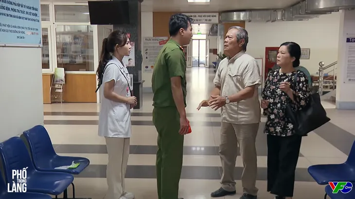 Phố trong làng - Tập 30: Bố Đông đau đớn nghe tin con bị đâm trọng thương - Ảnh 1. Phố trong làng - Tập 30: Bố Đông đau đớn nghe tin con bị đâm trọng thương - Ảnh 1.