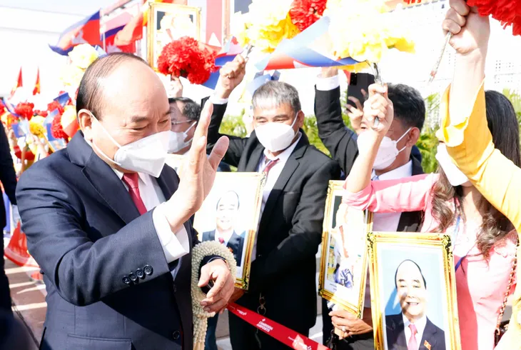 Chủ tịch nước Nguyễn Xuân Phúc đến Phnom Penh, bắt đầu thăm chính thức Campuchia - Ảnh 2. Chủ tịch nước Nguyễn Xuân Phúc đến Phnom Penh, bắt đầu thăm chính thức Campuchia - Ảnh 2.