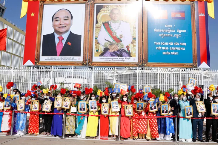 Chủ tịch nước Nguyễn Xuân Phúc đến Phnom Penh, bắt đầu thăm chính thức Campuchia - Ảnh 1. Chủ tịch nước Nguyễn Xuân Phúc đến Phnom Penh, bắt đầu thăm chính thức Campuchia - Ảnh 1.