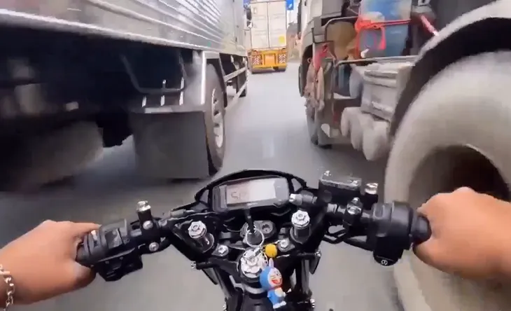 Hai thanh niên chạy xe máy 109km/h để trốn cảnh sát giao thông - Ảnh 1. Hai thanh niên chạy xe máy 109km/h để trốn cảnh sát giao thông - Ảnh 1.