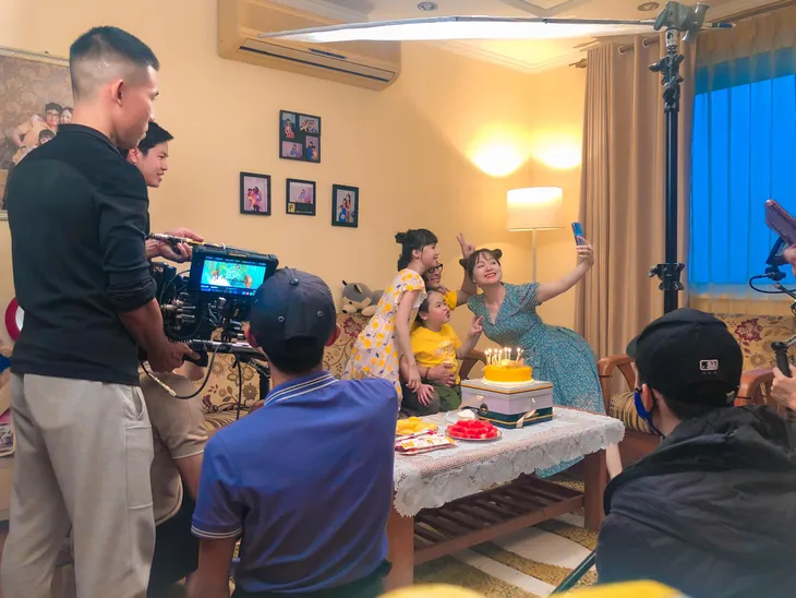 Hậu trường cực nhộn nhà Khánh - Đức trong Thương ngày nắng về - Ảnh 5. Hậu trường cực nhộn nhà Khánh - Đức trong Thương ngày nắng về - Ảnh 5.