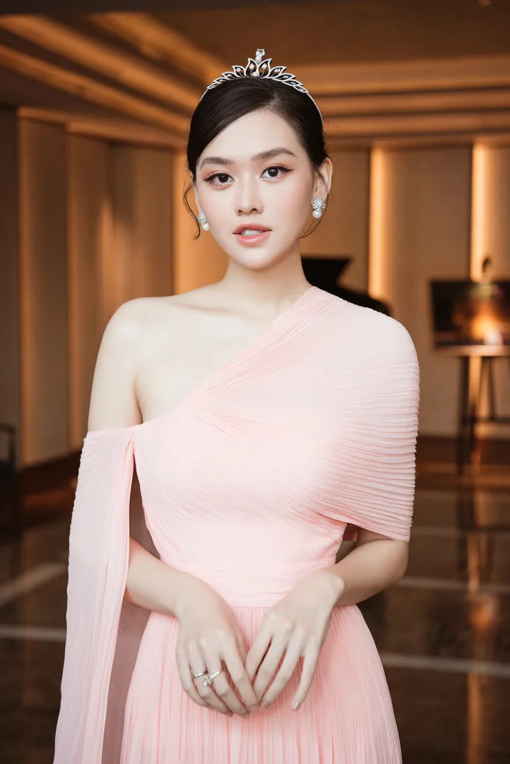 Thảm đỏ Miss World Vietnam 2022: Cặp Hoa hậu song Linh diện đầm cắt xẻ cuốn hút - Ảnh 7. Thảm đỏ Miss World Vietnam 2022: Cặp Hoa hậu song Linh diện đầm cắt xẻ cuốn hút - Ảnh 7.