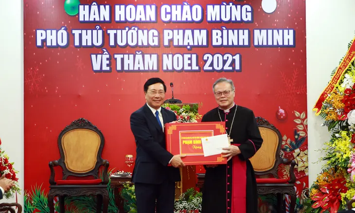 Phó Thủ tướng Thường trực Phạm Bình Minh chúc mừng Giáng sinh tại Thừa Thiên Huế - Ảnh 1.