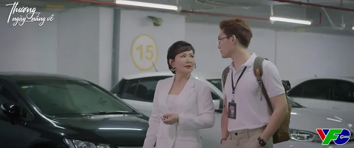 Thương ngày nắng về - Tập 18: Trang sững người thấy Duy thân mật với bà Kim Nhung - Ảnh 1. Thương ngày nắng về - Tập 18: Trang sững người thấy Duy thân mật với bà Kim Nhung - Ảnh 1.