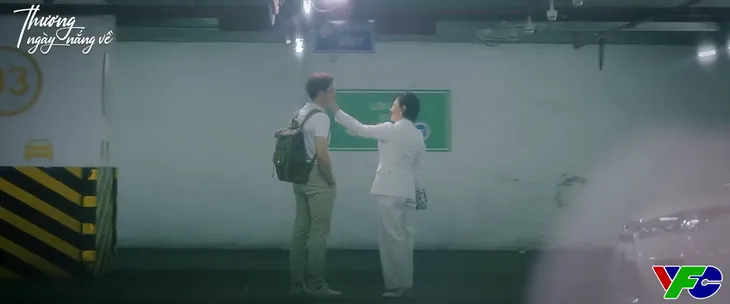 Thương ngày nắng về - Tập 18: Trang sững người thấy Duy thân mật với bà Kim Nhung - Ảnh 2. Thương ngày nắng về - Tập 18: Trang sững người thấy Duy thân mật với bà Kim Nhung - Ảnh 2.