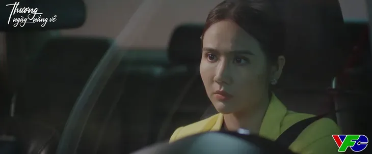 Thương ngày nắng về - Tập 18: Trang sững người thấy Duy thân mật với bà Kim Nhung - Ảnh 3. Thương ngày nắng về - Tập 18: Trang sững người thấy Duy thân mật với bà Kim Nhung - Ảnh 3.
