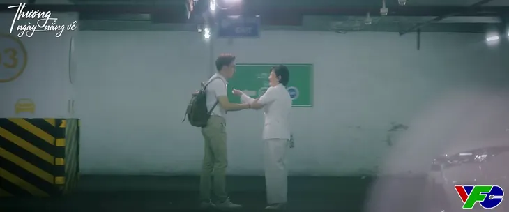 Thương ngày nắng về - Tập 18: Trang sững người thấy Duy thân mật với bà Kim Nhung - Ảnh 4. Thương ngày nắng về - Tập 18: Trang sững người thấy Duy thân mật với bà Kim Nhung - Ảnh 4.