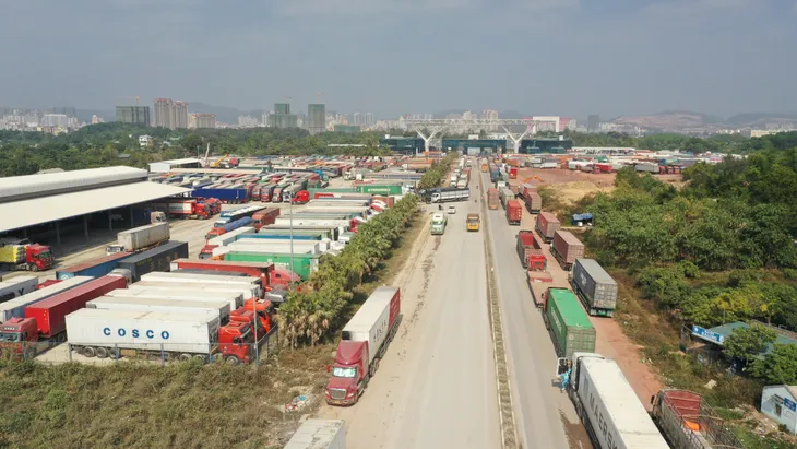 Hơn 6.200 xe nông sản ùn tắc ở cửa khẩu phía Bắc - Ảnh 1. Hơn 6.200 xe nông sản ùn tắc ở cửa khẩu phía Bắc - Ảnh 1.