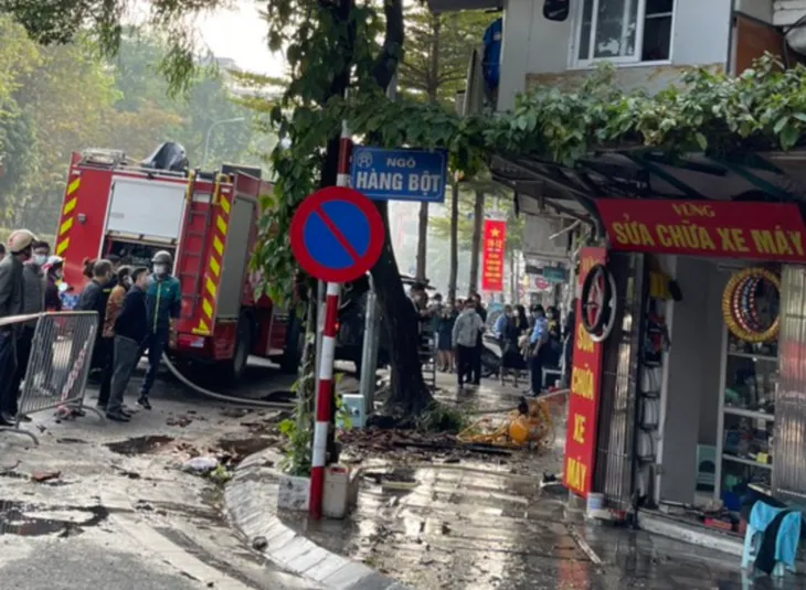 Hà Nội: Cháy lớn trên phố Tôn Đức Thắng, nhiều người hoảng loạn - Ảnh 1. Hà Nội: Cháy lớn trên phố Tôn Đức Thắng, nhiều người hoảng loạn - Ảnh 1.