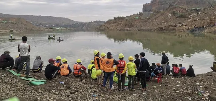 Tìm thấy 3 thi thể nạn nhân bị chôn vùi trong vụ lở đất ở mỏ ngọc Myanmar - Ảnh 1. Tìm thấy 3 thi thể nạn nhân bị chôn vùi trong vụ lở đất ở mỏ ngọc Myanmar - Ảnh 1.