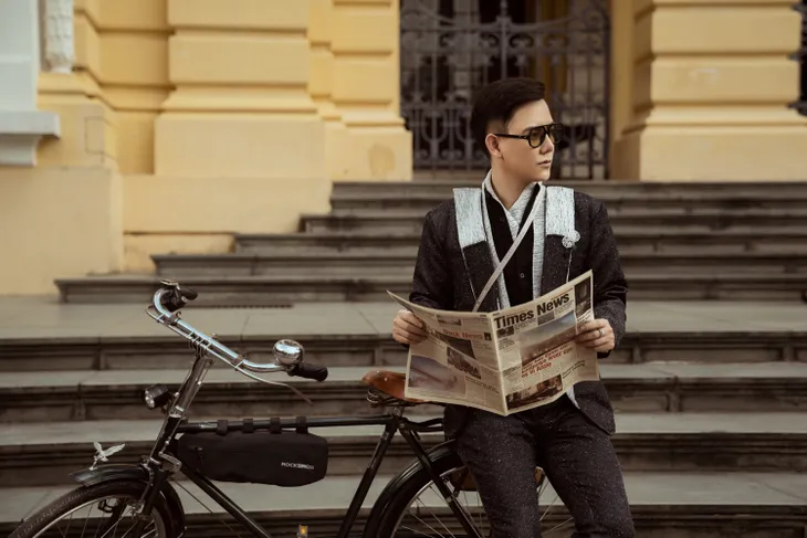 Đạo diễn Vietnam International Fashion Tour lịch lãm với phong cách cổ điển - Ảnh 2. Đạo diễn Vietnam International Fashion Tour lịch lãm với phong cách cổ điển - Ảnh 2.