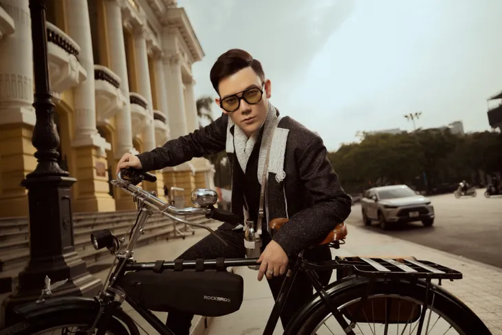 Đạo diễn Vietnam International Fashion Tour lịch lãm với phong cách cổ điển - Ảnh 1. Đạo diễn Vietnam International Fashion Tour lịch lãm với phong cách cổ điển - Ảnh 1.