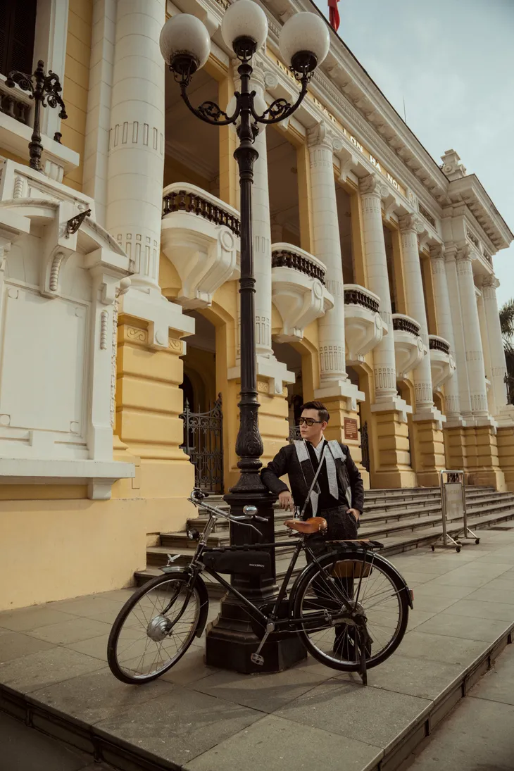 Đạo diễn Vietnam International Fashion Tour lịch lãm với phong cách cổ điển - Ảnh 3. Đạo diễn Vietnam International Fashion Tour lịch lãm với phong cách cổ điển - Ảnh 3.