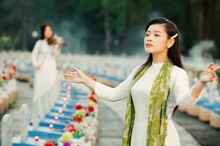 Quán quân Sao Mai Thu Hằng ra mắt phim ca nhạc “Hồn ngàn thu” nhân dịp 22/12 - Ảnh 3. Quán quân Sao Mai Thu Hằng ra mắt phim ca nhạc “Hồn ngàn thu” nhân dịp 22/12 - Ảnh 3.