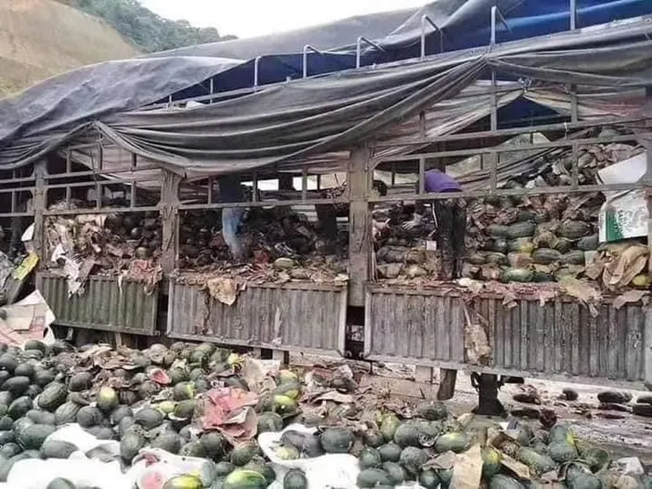 Chủ xe nông sản tắc ở Lạng Sơn: “Không nhanh, hỏng đổ đi hết, xót xa lắm” - Ảnh 1. Chủ xe nông sản tắc ở Lạng Sơn: “Không nhanh, hỏng đổ đi hết, xót xa lắm” - Ảnh 1.