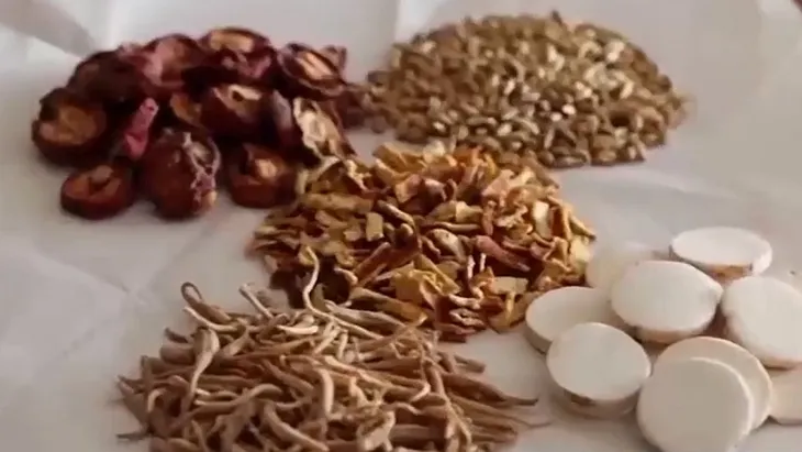 Trung Quốc tăng tỷ lệ dùng thuốc trung y trong điều trị bệnh - Ảnh 1. Trung Quốc tăng tỷ lệ dùng thuốc trung y trong điều trị bệnh - Ảnh 1.