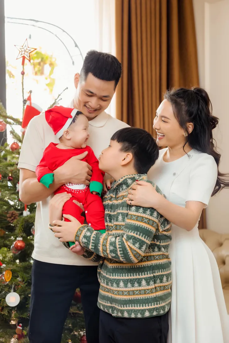 Sao Việt đón Giáng Sinh ấm áp bên gia đình - Ảnh 4. Sao Việt đón Giáng Sinh ấm áp bên gia đình - Ảnh 4.