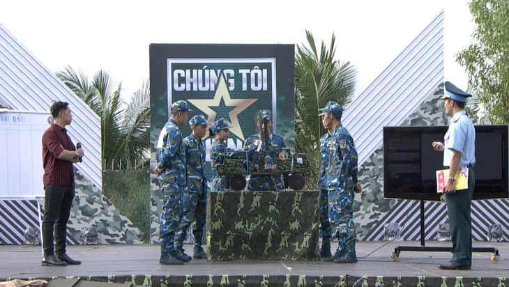 Xúc động cuộc hội ngộ bất ngờ trên sân khấu Chúng tôi chiến sĩ - Ảnh 2. Xúc động cuộc hội ngộ bất ngờ trên sân khấu Chúng tôi chiến sĩ - Ảnh 2.