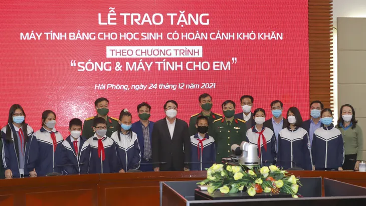 Sóng và máy tính cho em: Trao tặng 37.000 máy tính bảng cho học sinh khó khăn - Ảnh 1. Sóng và máy tính cho em: Trao tặng 37.000 máy tính bảng cho học sinh khó khăn - Ảnh 1.