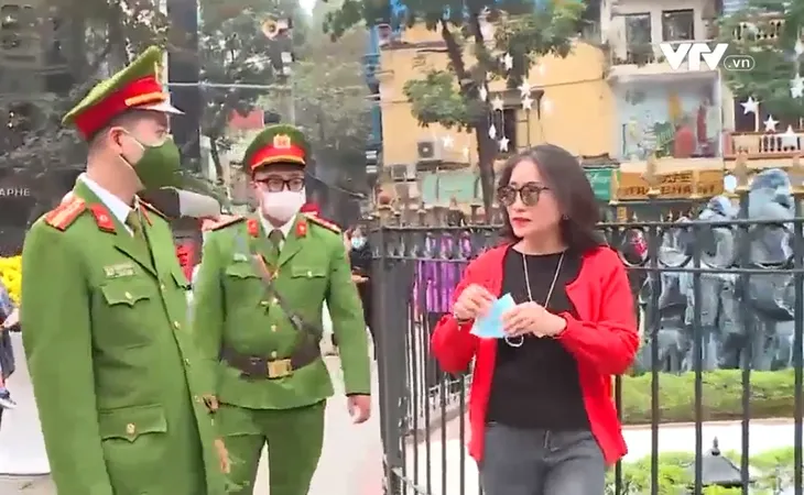 Hà Nội tăng cường các biện pháp phòng dịch trước đêm Giáng sinh - Ảnh 1. Hà Nội tăng cường các biện pháp phòng dịch trước đêm Giáng sinh - Ảnh 1.