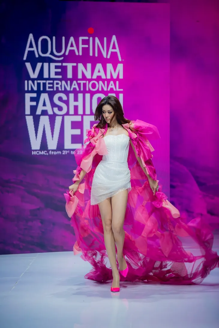 Siêu mẫu Thanh Hằng - Hoa hậu Khánh Vân hóa “nữ hoàng” tại Tuần lễ Thời trang Quốc tế Việt Nam - Ảnh 3. Siêu mẫu Thanh Hằng - Hoa hậu Khánh Vân hóa “nữ hoàng” tại Tuần lễ Thời trang Quốc tế Việt Nam - Ảnh 3.