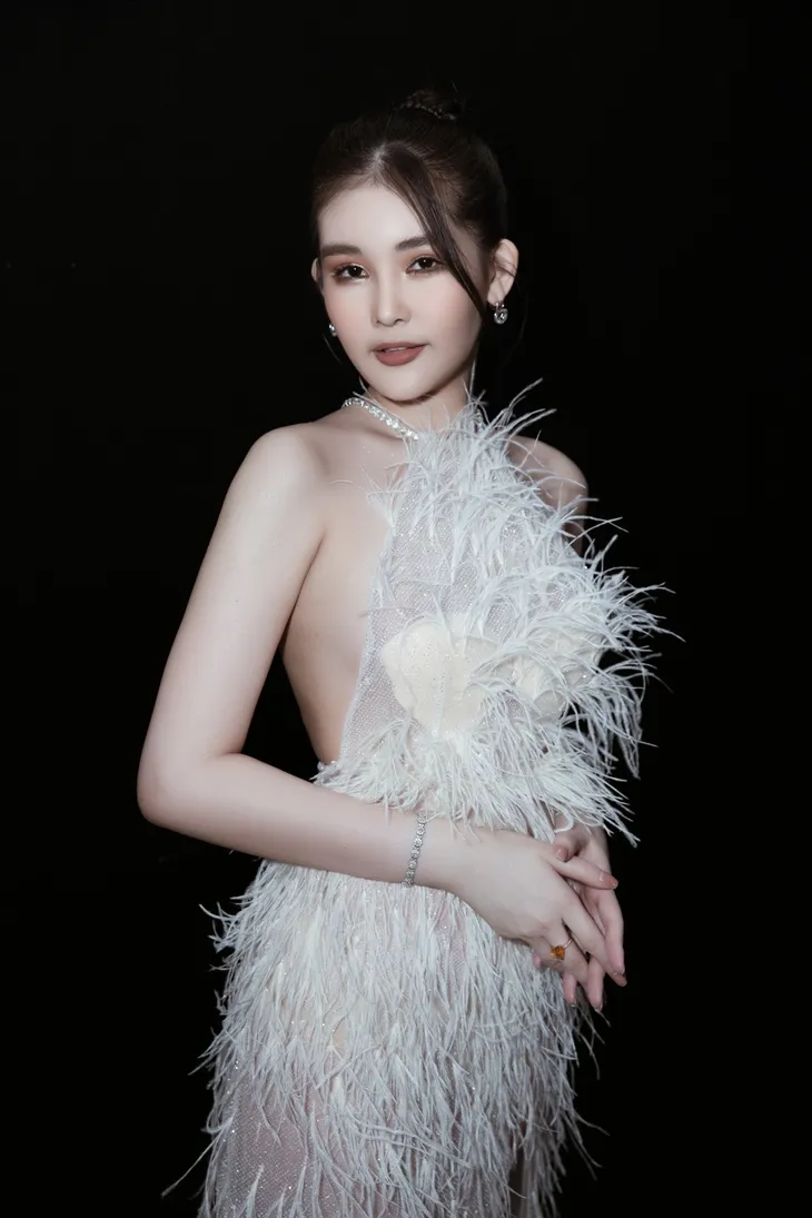 Dàn mỹ nhân Việt lộng lẫy tại thảm đỏ Tuần lễ Thời trang Quốc tế Việt Nam - Ảnh 2. Dàn mỹ nhân Việt lộng lẫy tại thảm đỏ Tuần lễ Thời trang Quốc tế Việt Nam - Ảnh 2.