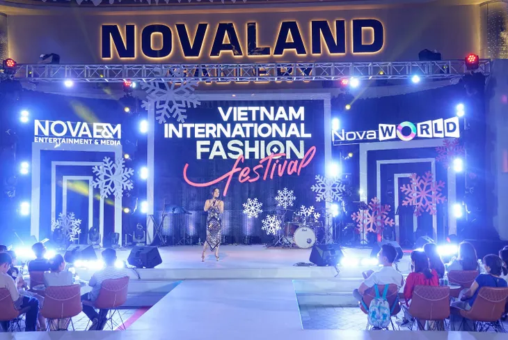 Diva Hồng Nhung, Lê Hiếu “đốn tim” khán giả tại Lễ hội thời trang quốc tế Việt Nam VIFF tại Novaland Gallery - Ảnh 1.