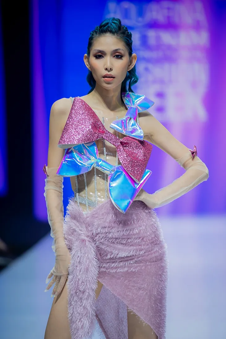 Siêu mẫu Thanh Hằng - Hoa hậu Khánh Vân hóa “nữ hoàng” tại Tuần lễ Thời trang Quốc tế Việt Nam - Ảnh 5. Siêu mẫu Thanh Hằng - Hoa hậu Khánh Vân hóa “nữ hoàng” tại Tuần lễ Thời trang Quốc tế Việt Nam - Ảnh 5.