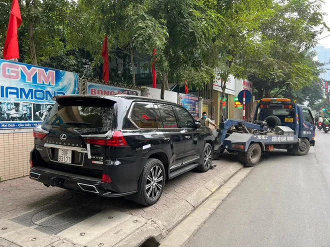 Hà Nội: Phát hiện siêu xe Lexus LX570 đeo biển giả, nghi nhập lậu - Ảnh 1. Hà Nội: Phát hiện siêu xe Lexus LX570 đeo biển giả, nghi nhập lậu - Ảnh 1.