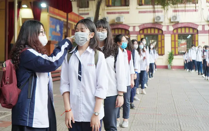 Lên cấp độ 3, quận Ba Đình, Tây Hồ yêu cầu hàng ăn bán mang về, học sinh dừng đến trường - Ảnh 1. Lên cấp độ 3, quận Ba Đình, Tây Hồ yêu cầu hàng ăn bán mang về, học sinh dừng đến trường - Ảnh 1.