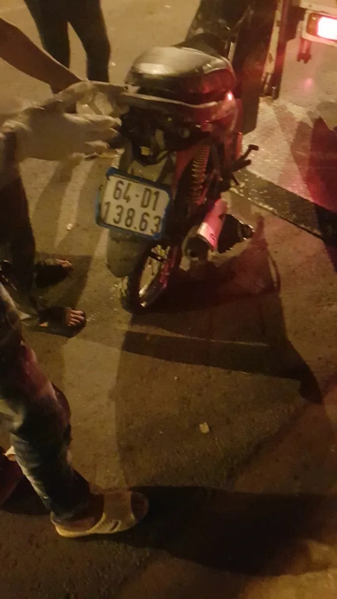 Một bác sĩ tử vong trên đường đến bệnh viện dã chiến - Ảnh 1.