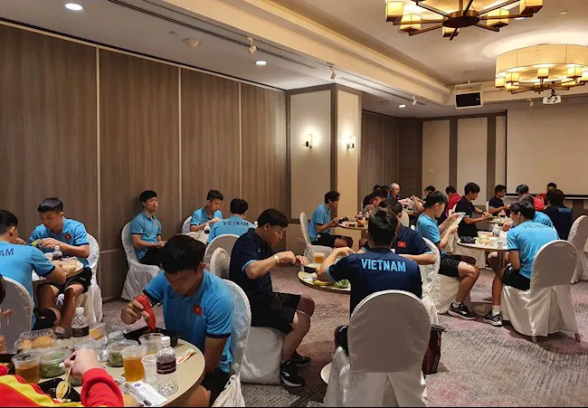 ĐT Việt Nam chưa thể về nước sau AFF Cup 2020 - Ảnh 1. ĐT Việt Nam chưa thể về nước sau AFF Cup 2020 - Ảnh 1.