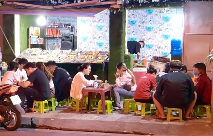 Bất chấp hàng trăm F0 mới mỗi ngày, nhiều hàng ăn vẫn đông nghịt, phớt lờ 5K - Ảnh 2. Bất chấp hàng trăm F0 mới mỗi ngày, nhiều hàng ăn vẫn đông nghịt, phớt lờ 5K - Ảnh 2.