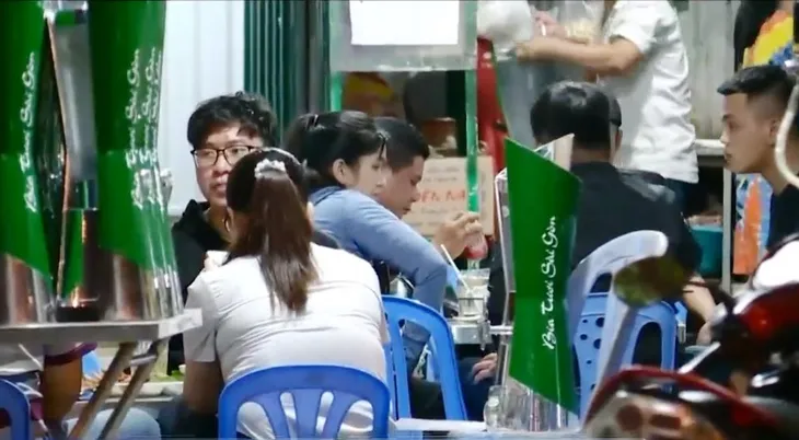 Bất chấp hàng trăm F0 mới mỗi ngày, nhiều hàng ăn vẫn đông nghịt, phớt lờ 5K - Ảnh 1. Bất chấp hàng trăm F0 mới mỗi ngày, nhiều hàng ăn vẫn đông nghịt, phớt lờ 5K - Ảnh 1.
