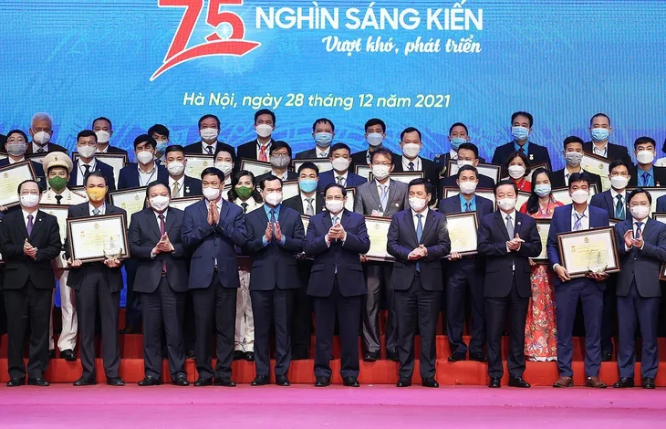 Thủ tướng Phạm Minh Chính: Chung sức, đồng lòng tạo bứt phá mới trong năng suất lao động - Ảnh 2. Thủ tướng Phạm Minh Chính: Chung sức, đồng lòng tạo bứt phá mới trong năng suất lao động - Ảnh 2.